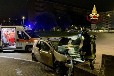 Ascoli Piceno - Sbanda alla rotatoria e si schianta contro un muretto: conducente finisce al Pronto Soccorso