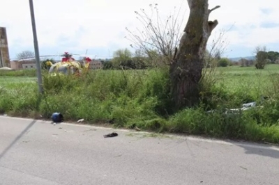 Perde il controllo della moto che finisce contro un albero, grave un 17enne