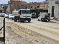 Picenambiente al lavoro per rimuovere fango e detriti