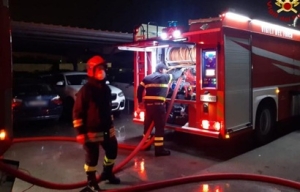Auto in fiamme davanti ad un noto ristorante di Civitanova Marche
