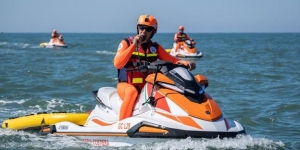 Attacco epilettico in spiaggia, soccorso in moto d'acqua