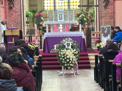 A Ripaberarda la  Vigilia di Natale &egrave; gelida per l'ultimo saluto a Emanuela, la 45enne uccisa dal marito