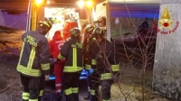 Minibus finisce fuori strada nel Maceratese, due feriti gravi