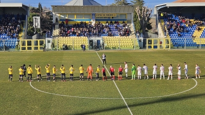 Inizia con una sconfitta il cammino sulla panchina canarina di mister Fabio Brini, che nel derby cede il passo alla sortita dei leopardiani con Alfieri, dal dischetto a decidere il match, padroni di casa a chiudere la sfida con una doppia inferiorità