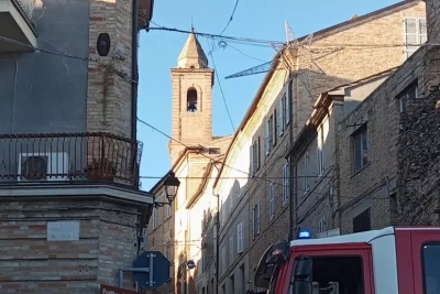 Incendio in un garage a Montegiorgio e palazzo invaso dal fumo, un uomo muore in casa
