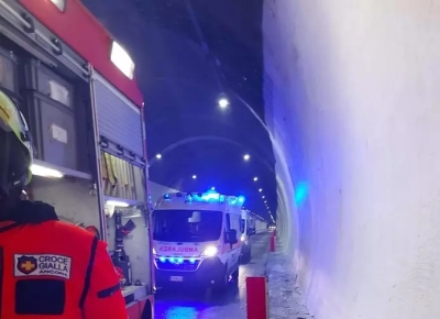 Violento scontro nella Galleria del Montagnolo, una vittima