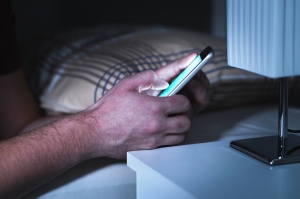 Viola il divieto di comunicazione e minaccia una donna con messaggi