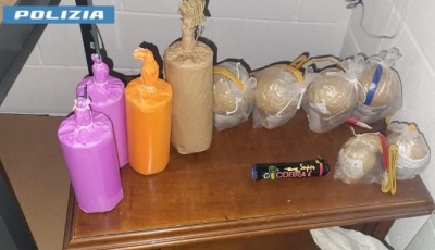 Aveva in casa bombe carta, coltelli e droga: arrestato 40enne ultrà