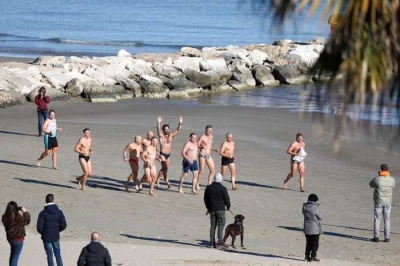 Rinnovata la tradizione di Capodanno con tuffo in mare dei Vichinghi di San Benedetto