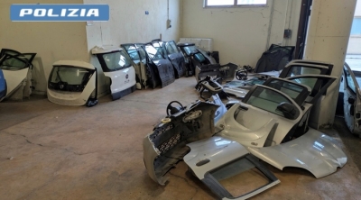 Dentro un furgone rinvenute 67 parti di vetture rubate, due denunciati