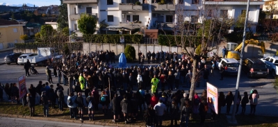 Folignano - Comunità riunita per l'inaugurazione del busto dedicato a don Franco