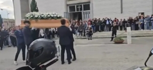 Ascoli Piceno - Pagliare in lacrime per l'ultimo saluto al giovane centauro Alessio Pasquelli
