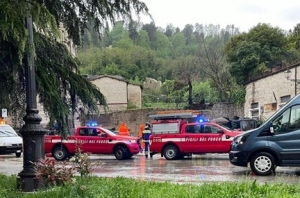 Piogge insistenti nel Piceno, crolla un muro di sostegno e un'auto viene sommersa dai detriti