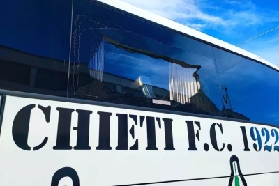 Sassi contro il bus del Chieti Calcio, indaga la Digos