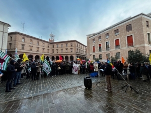 Si &egrave; svolta oggi 24 gennaio in Piazza Vittorio Veneto a Macerata la manifestazione dei Giovani Democratici Marche
