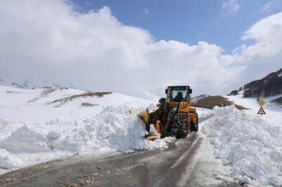 Tra Marche e Umbria spazzaneve in azione per riaprire una Provinciale tra muri di neve