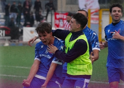 L'Azzurra Mariner rifila cinque reti al Settempeda e vola in testa alla classifica