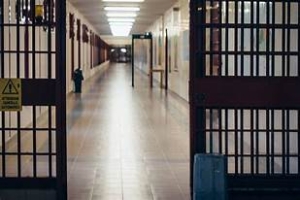 Tentano di introdurre nel carcere di Castrogno droga e telefonini con un&rsquo;asta telescopica: arrestati due romani, un uomo ed una donna