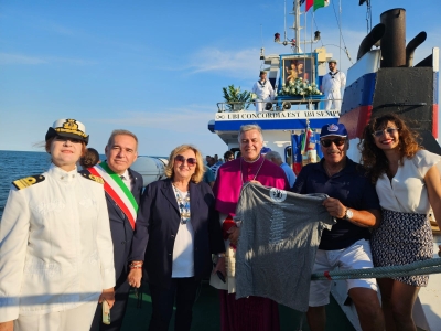 LA OP  MARINERIA SAMBENEDETTESE HA DONATO AL VESCOVO GIANPIERO PALMIERI UNA MAGLIETTA COMMEMORATIVA REALIZZATA IN OCCASIONE DELLA FESTA DELLA MADONNA DELLA MARINA