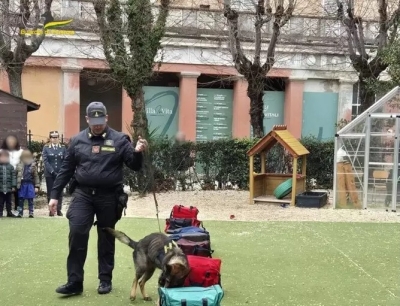 Guardia di Finanza e cane antidroga Fancy a scuola per educare alla legalità