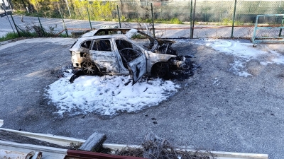 Ascoli Piceno - Auto incendiata a Castel Trosino, è mistero