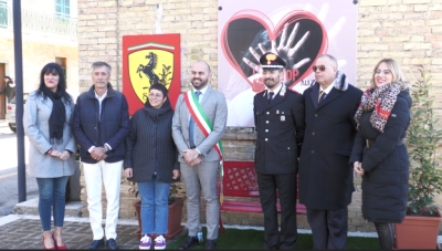 Inaugurata a Castorano La Panchina Rossa