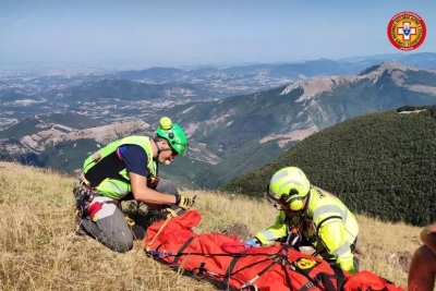 Tragedia sfiorata, donna precipita con l'auto per 200 metri
