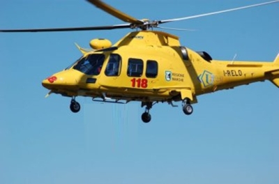 Boscaiolo scivola in un fosso nell'Ascolano, recuperato e trasportato in ospedale