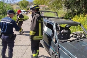 Si schianta con l'auto contro un muretto, muore un 65enne a Tortoreto