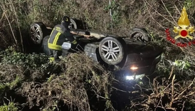 Un'auto esce di strada e si ribalta sulla A14 a Porto San Giorgio