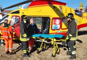 Il trattore si ribalta e il conducente resta incastrato nella cabina
