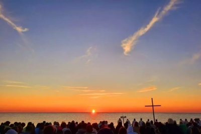 Folla di giovani in riva al mare insieme a monsignor Palmieri