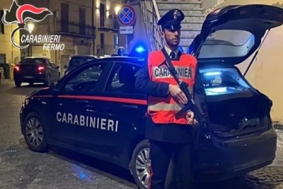 Spara dalla finestra con una pistola ad aria compressa e ferisce un operaio