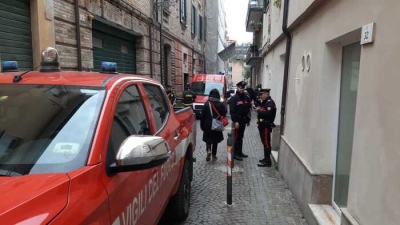 Teramo: cede pavimento e precipita in una voragine, ferito uomo