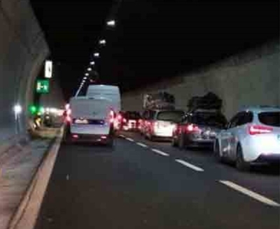 Ennesimo incidente sulla A14, automobilista si schianta contro un muro dentro la galleria Castello