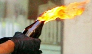 Lancia una bottiglia incendiaria contro la caserma dei Carabinieri, 33enne in carcere