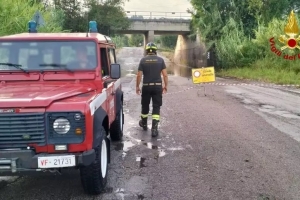 Bloccato in un sottopasso allagato, autovettura rimorchiata
