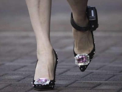 Aggredisce il marito con un coltello da cucina, scatta l'allontanamento dalla casa familiare con obbligo di braccialetto elettronico