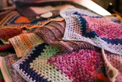 Coperte colorate a Offida contro la violenza sulle donne