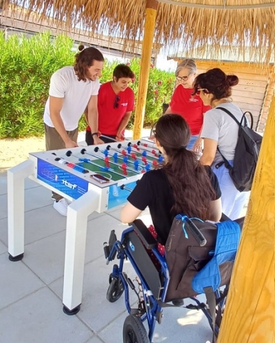 Un biliardino accessibile alla spiaggia inclusiva “Peppe Greco”
