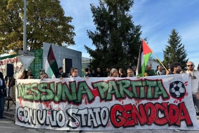 Palloni con mani sporche di sangue lanciati verso Figc ad Ancona