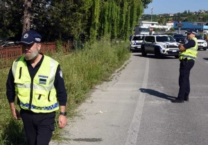 Due ciclisti investiti da un'auto, intervento dell'eliambulanza