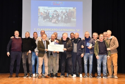 Ascoli Piceno - Carnevale solidale, uno dei gruppi vincitori dona il premio all'Aido