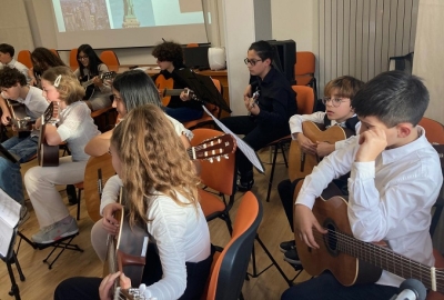 ALLA SCUOLA MEDIA CURZI UN VIAGGIO NEL MONDO DELLA MUSICA CON L'ORCHESTRA DI CHITARRE
