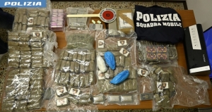 Centrale di spaccio nel Maceratese, scoperti 25 chili di droga nel bagno