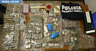 Centrale di spaccio nel Maceratese, scoperti 25 chili di droga nel bagno