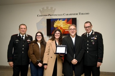 I Carabinieri consegnano la Targa d’Argento alla dottoressa Beatrice Chiarini neo laureata in “Tutela e benessere animale”