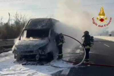 Furgone in fiamme con il suo carico di scooter e attrezzature lungo l'Ascoli-Mare