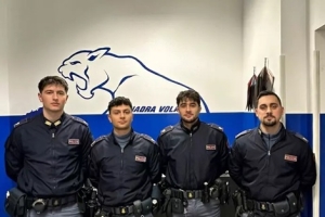 Ubriaca tenta di farsi investire a Fermo, salvata dalla Polizia