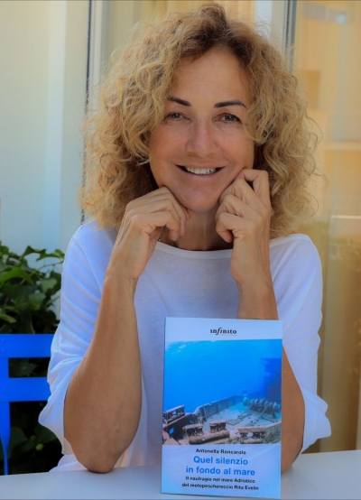 Serata letteraria con Antonella Roncarolo attraverso il suo ultimo libro “Quel silenzio in fondo al mare. Il naufragio nel mare Adriatico del motopeschereccio Rita Evelin”